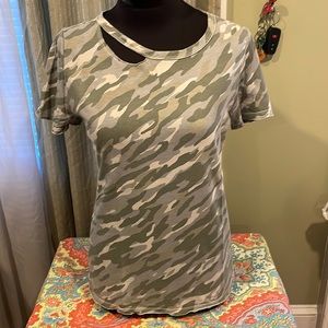 t.la Anthropologie Camo Print Mariela Cut Out Short Sleeve T-shirt Size Small